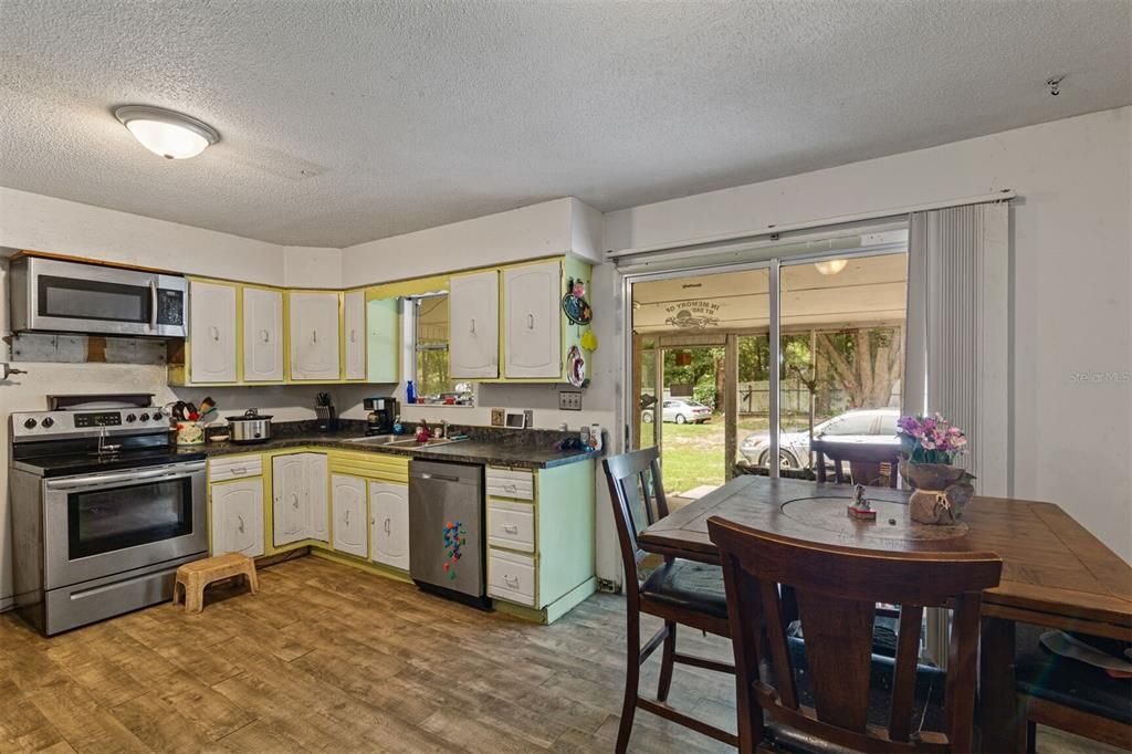 For Sale: $179,900 (3 beds, 2 baths, 1280 Square Feet)