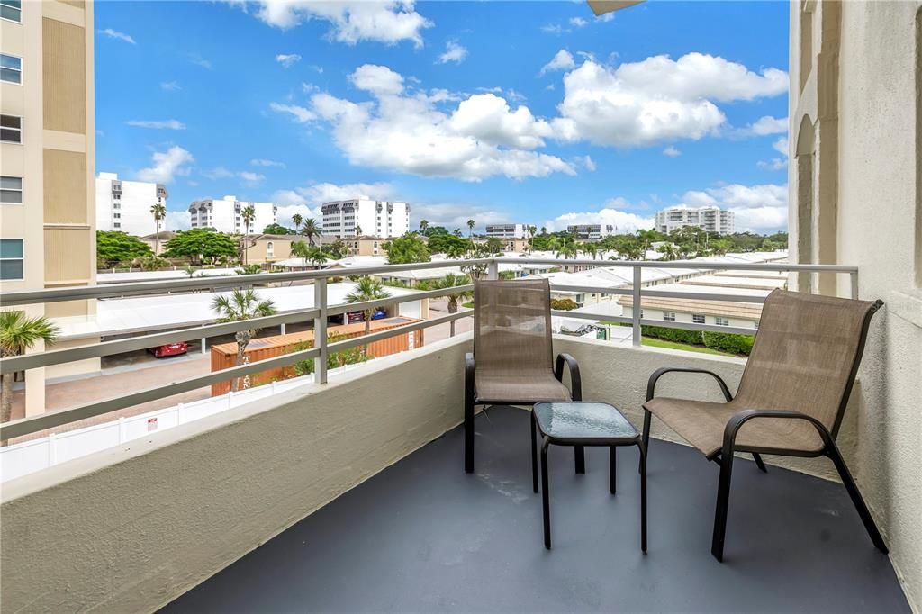 For Sale: $2,100,000 (2 beds, 2 baths, 1202 Square Feet)