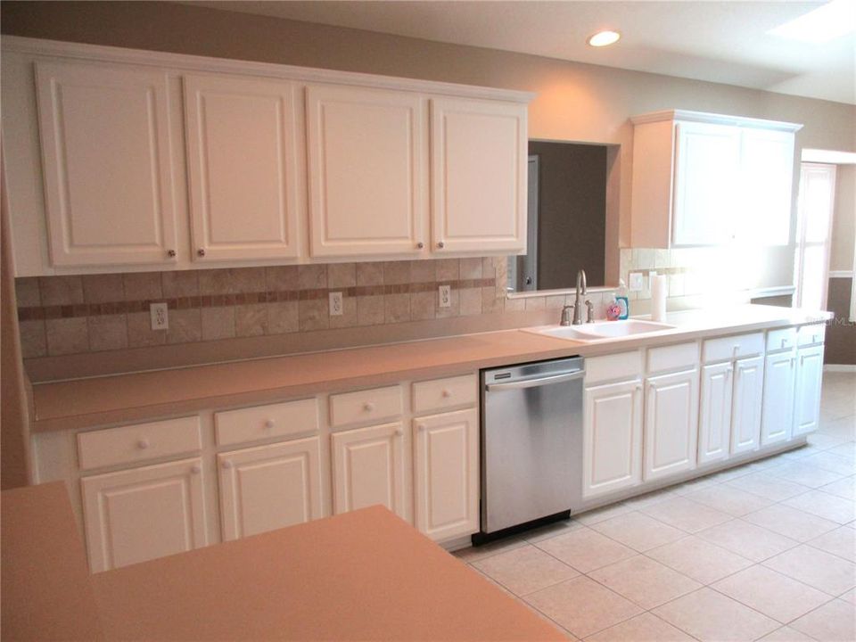 For Sale: $289,000 (2 beds, 2 baths, 1946 Square Feet)