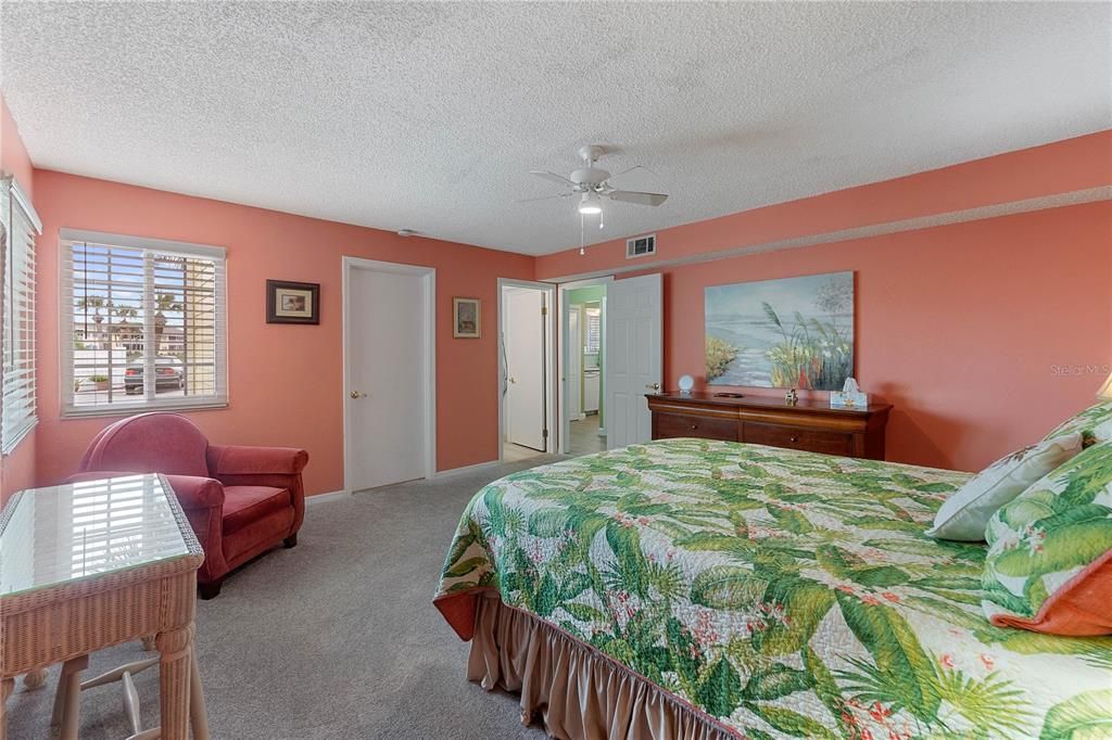 For Sale: $265,000 (1 beds, 1 baths, 804 Square Feet)