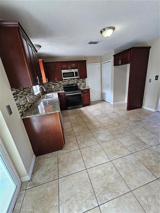 For Rent: $1,875 (4 beds, 2 baths, 2215 Square Feet)