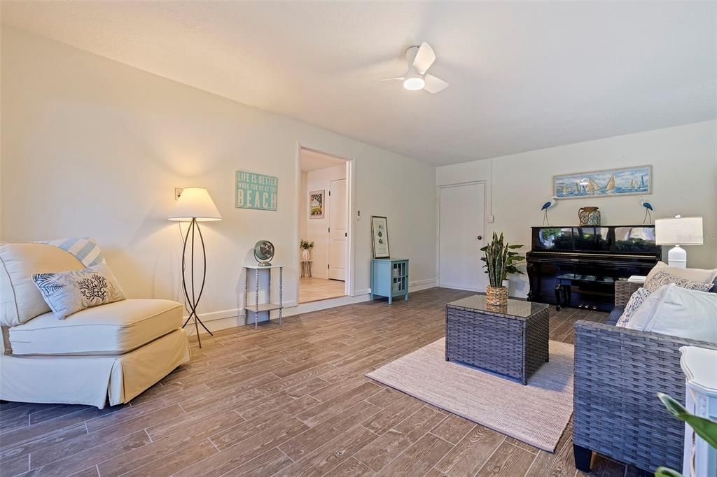 For Sale: $460,000 (2 beds, 2 baths, 1095 Square Feet)