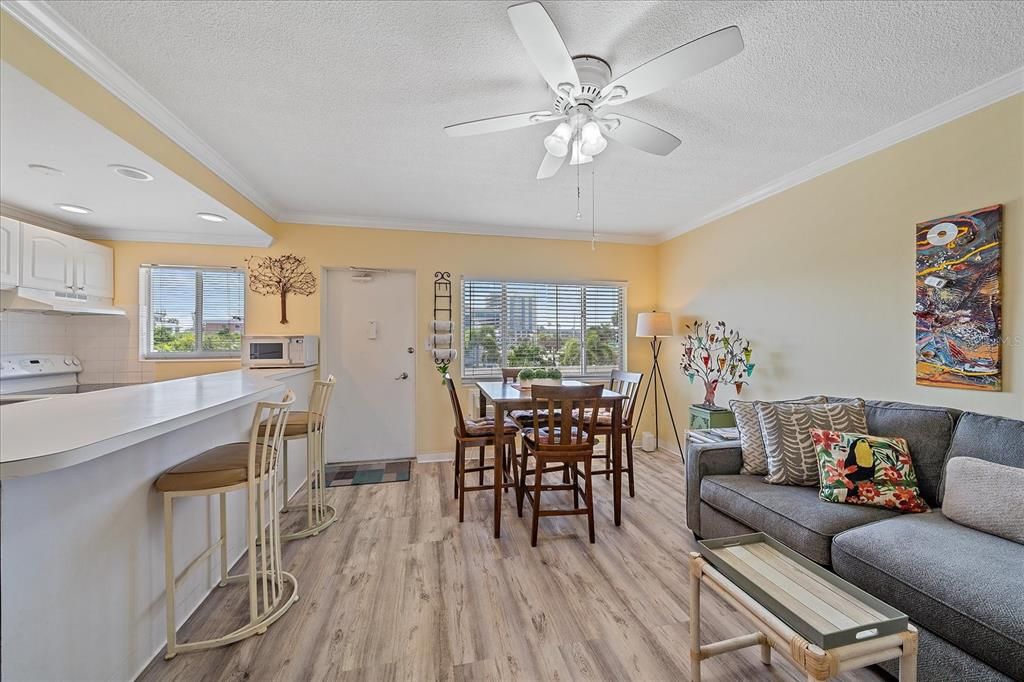 For Sale: $499,000 (1 beds, 1 baths, 593 Square Feet)