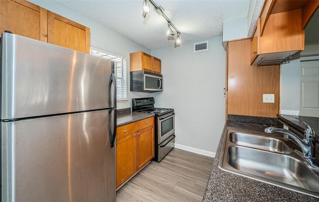 For Rent: $1,995 (2 beds, 2 baths, 946 Square Feet)