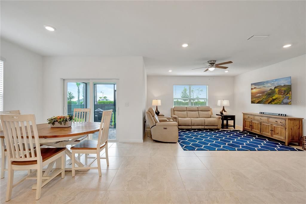 Open floor concept integrating living room, dining room and kitchen