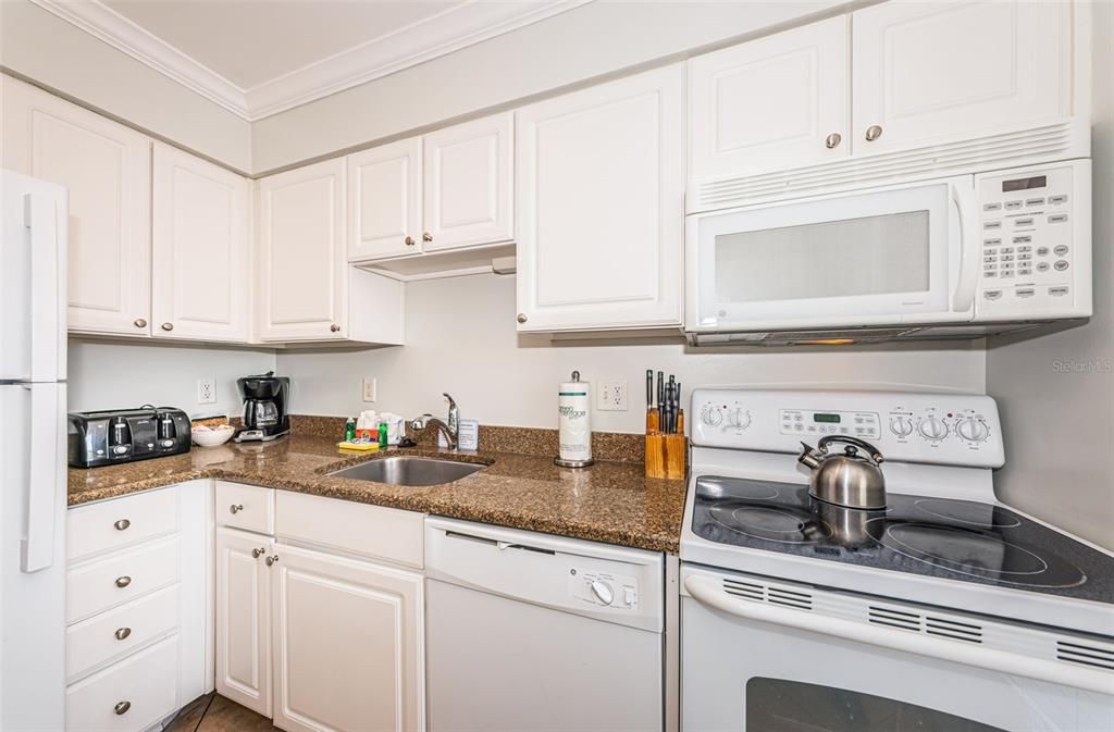 For Sale: $485,000 (2 beds, 1 baths, 950 Square Feet)