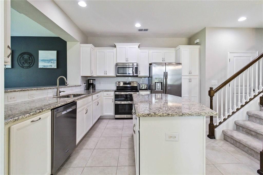 Large Kitchen, New appliances, Island