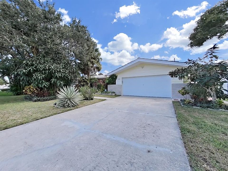 For Sale: $625,000 (3 beds, 2 baths, 1716 Square Feet)