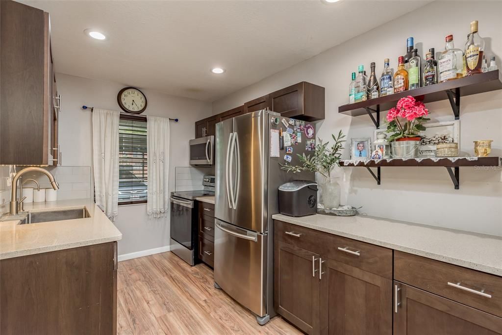 For Sale: $233,000 (2 beds, 1 baths, 817 Square Feet)