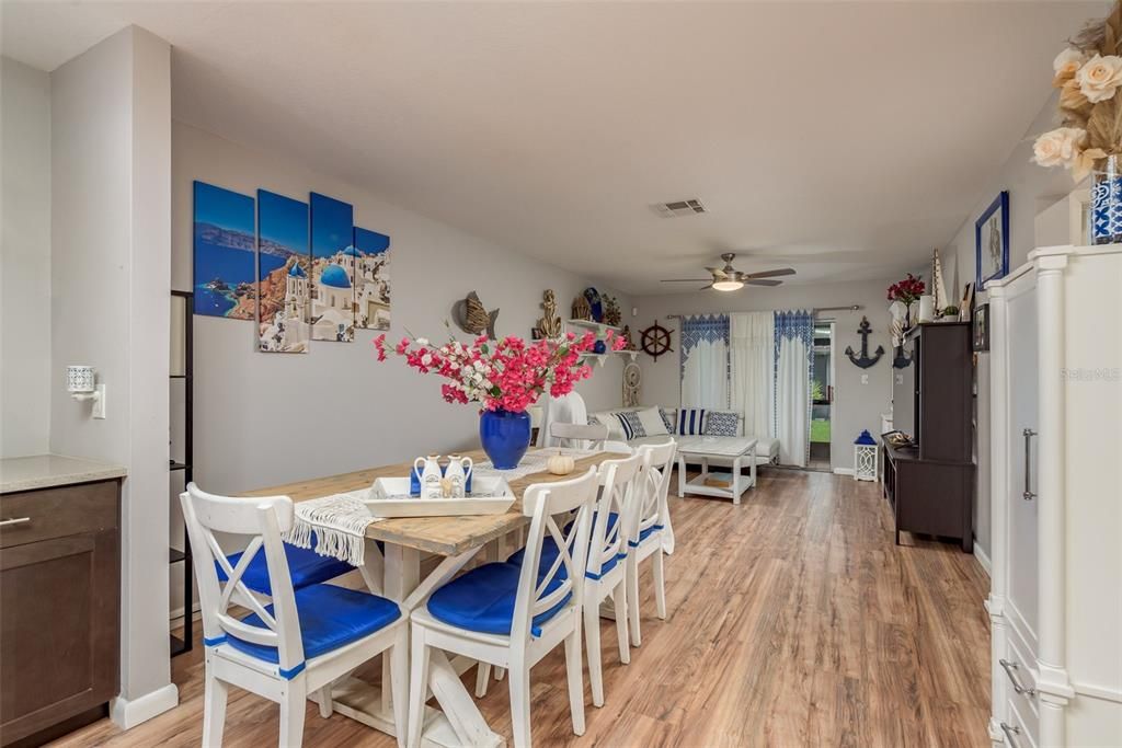 For Sale: $233,000 (2 beds, 1 baths, 817 Square Feet)