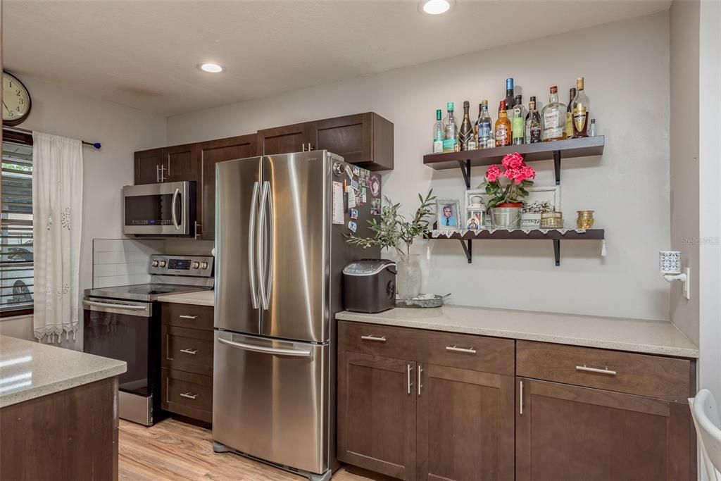 For Sale: $233,000 (2 beds, 1 baths, 817 Square Feet)