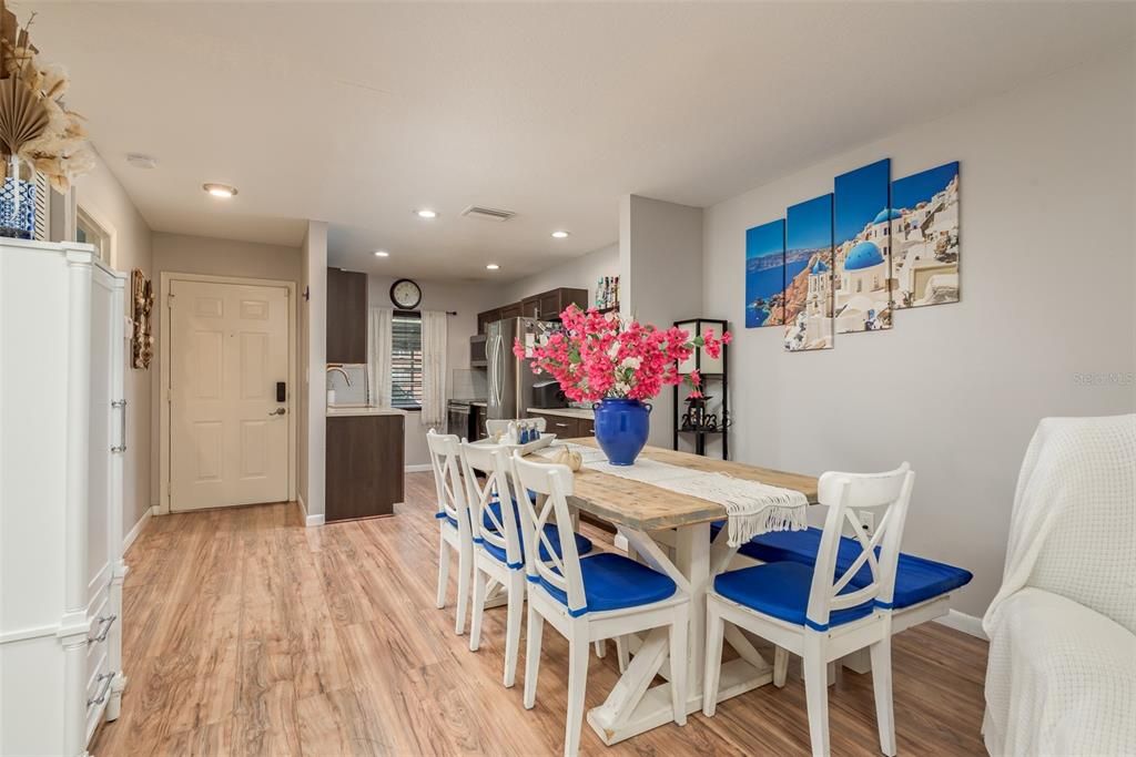 For Sale: $233,000 (2 beds, 1 baths, 817 Square Feet)