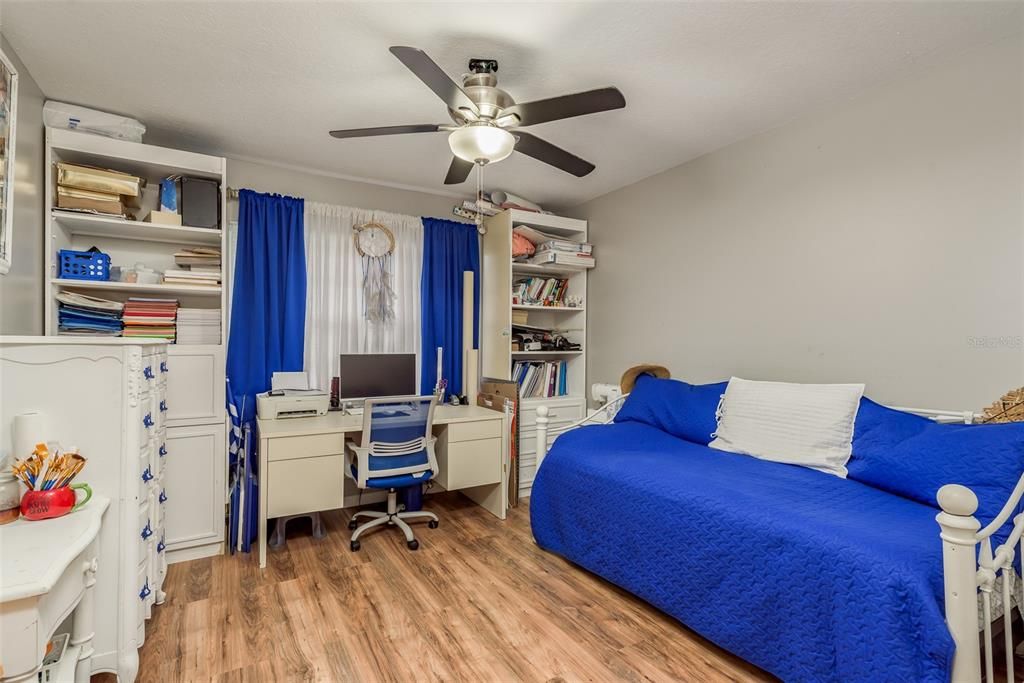 For Sale: $233,000 (2 beds, 1 baths, 817 Square Feet)