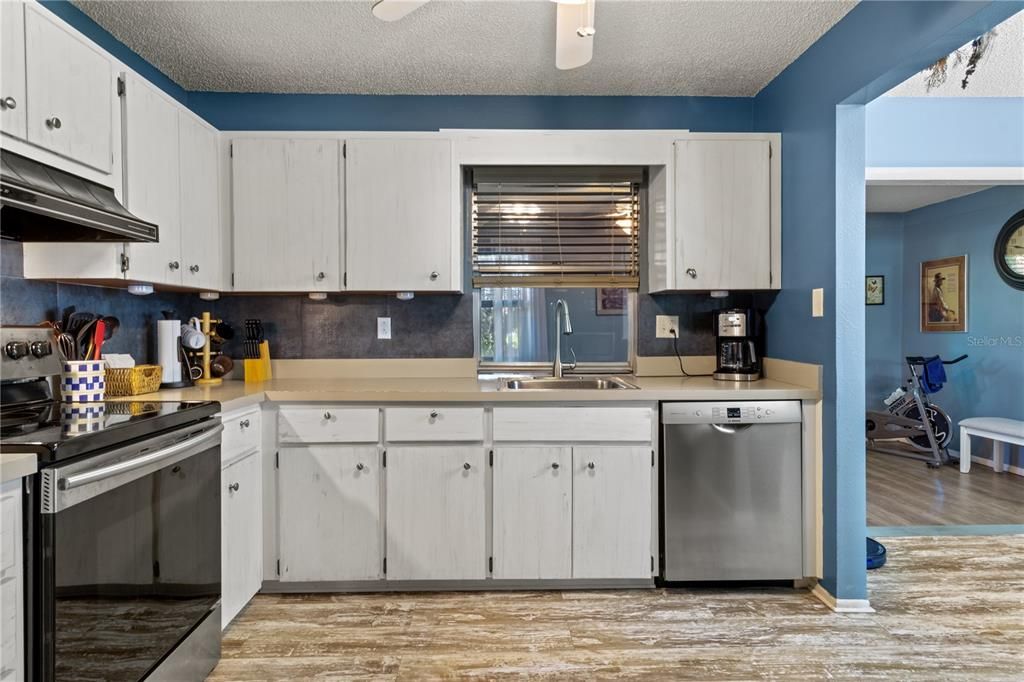 For Sale: $239,900 (2 beds, 2 baths, 1107 Square Feet)