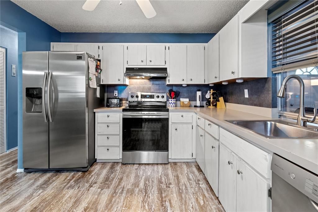 For Sale: $239,900 (2 beds, 2 baths, 1107 Square Feet)