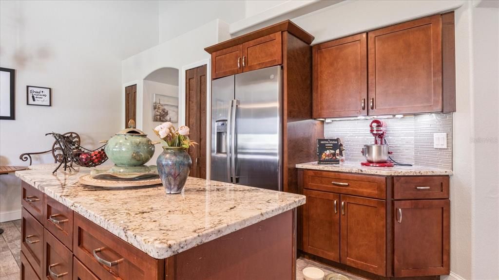 all wood cabinets and stone coutertops