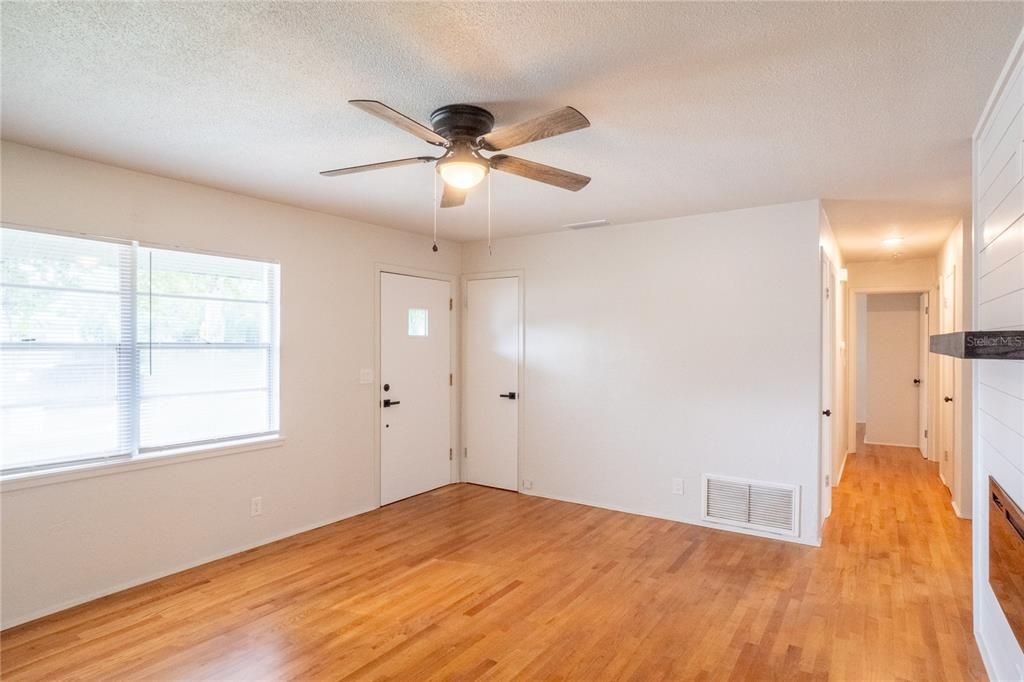 For Sale: $279,000 (3 beds, 1 baths, 1040 Square Feet)