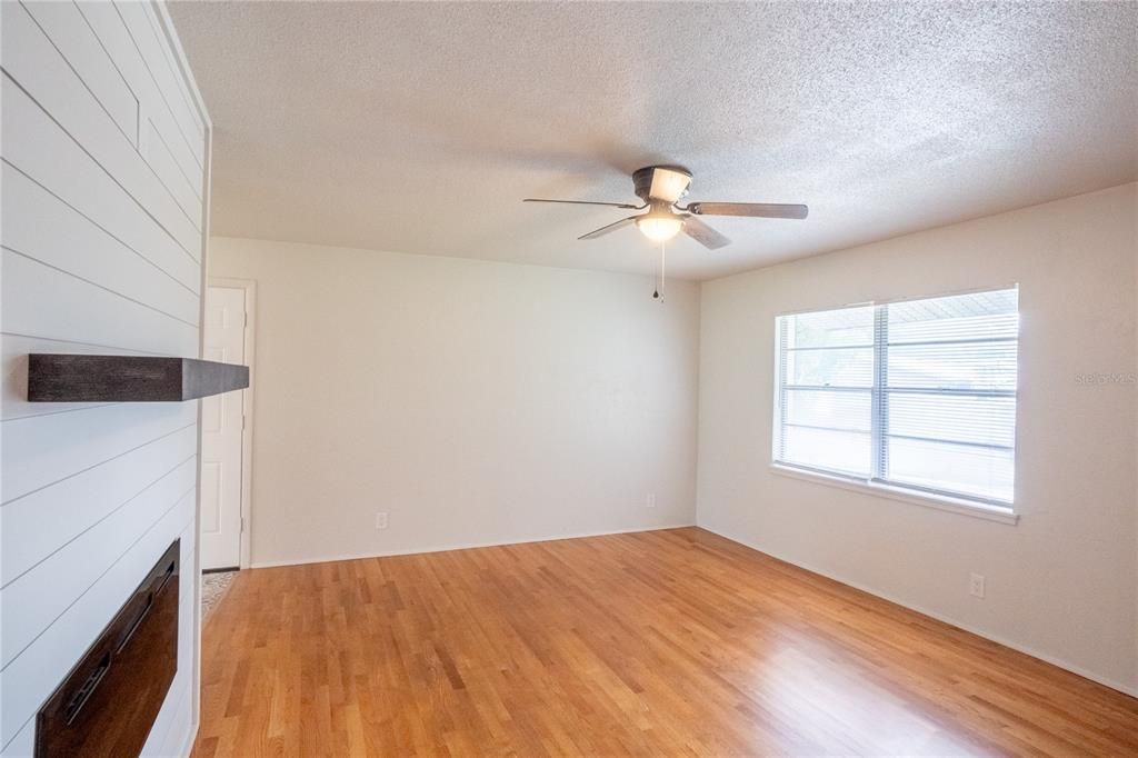 For Sale: $279,000 (3 beds, 1 baths, 1040 Square Feet)