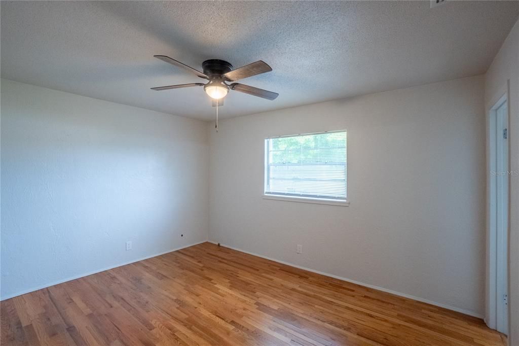 For Sale: $279,000 (3 beds, 1 baths, 1040 Square Feet)