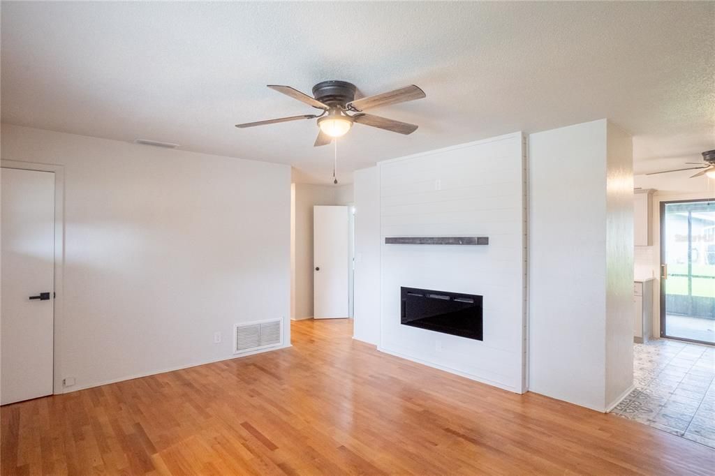 For Sale: $279,000 (3 beds, 1 baths, 1040 Square Feet)