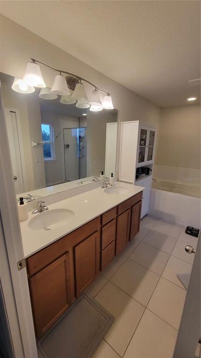 For Rent: $2,975 (4 beds, 2 baths, 2881 Square Feet)