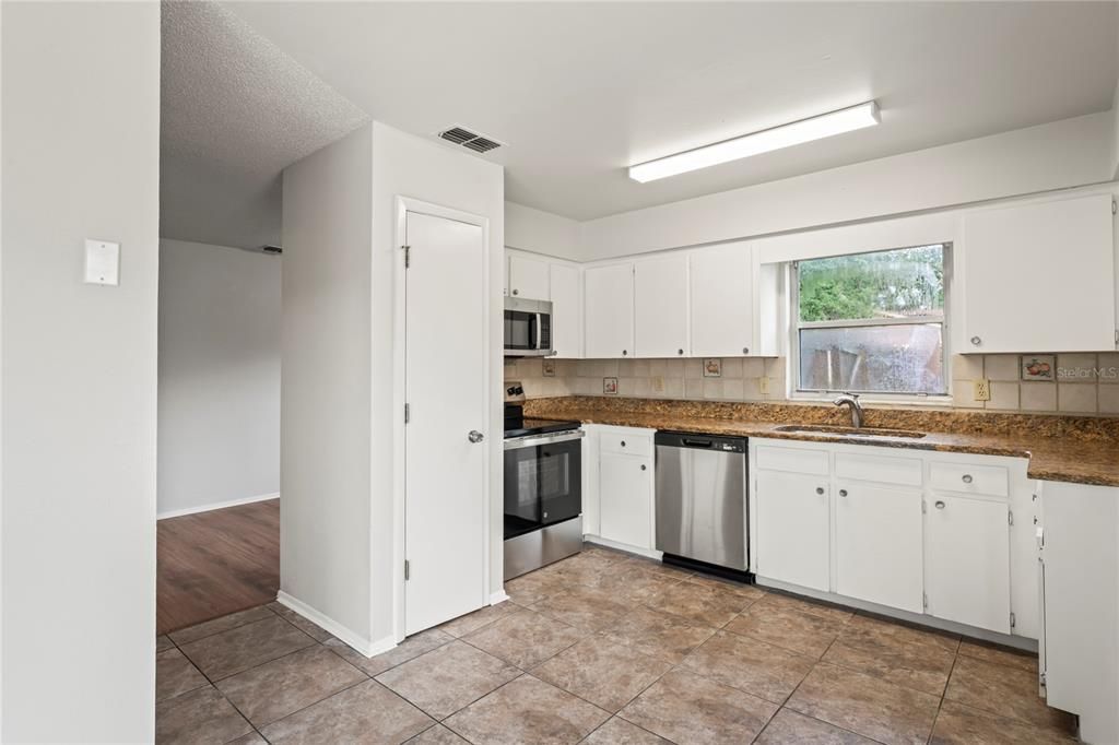 For Sale: $309,900 (3 beds, 2 baths, 1451 Square Feet)