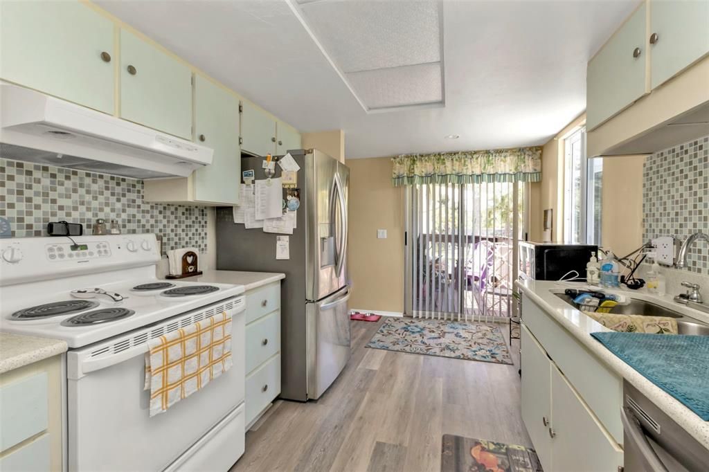 For Sale: $175,000 (2 beds, 2 baths, 1046 Square Feet)