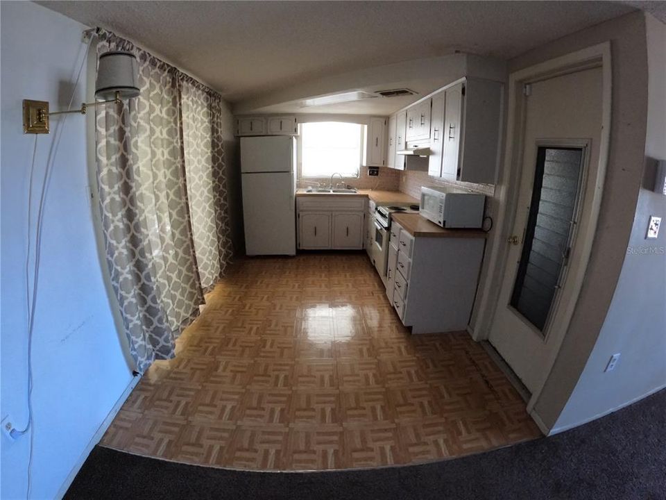 For Sale: $225,000 (2 beds, 1 baths, 846 Square Feet)