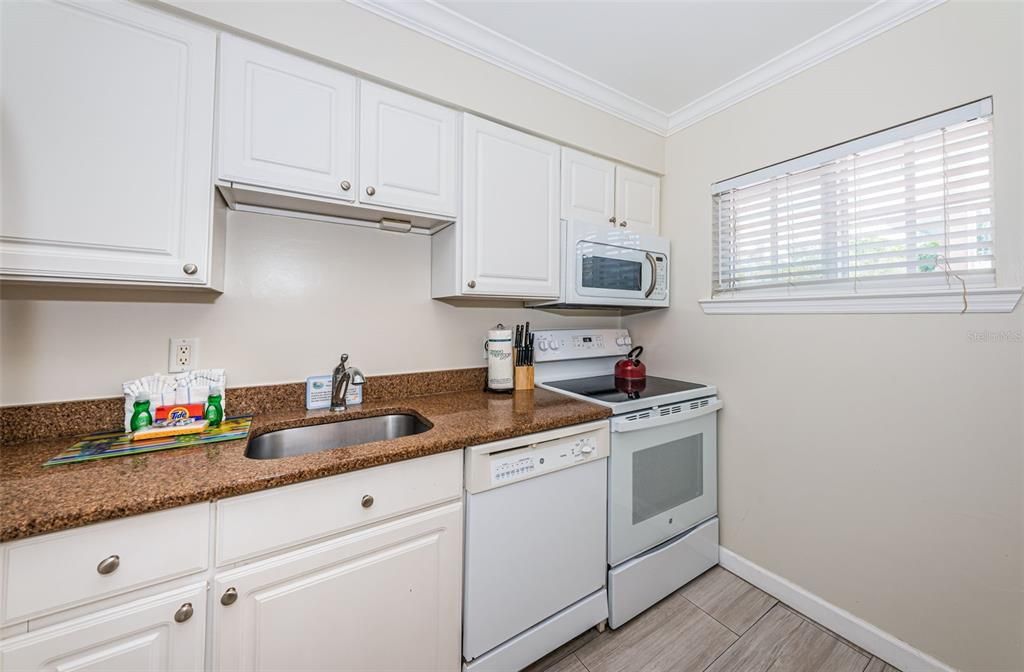 For Sale: $499,900 (2 beds, 1 baths, 950 Square Feet)