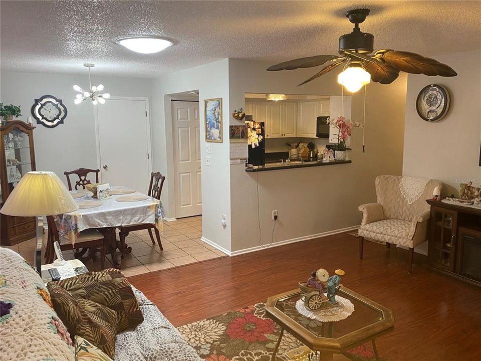 For Sale: $195,000 (2 beds, 2 baths, 1000 Square Feet)