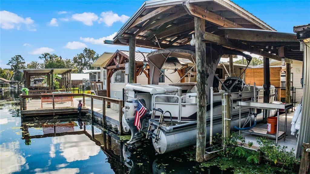 Dock with lift