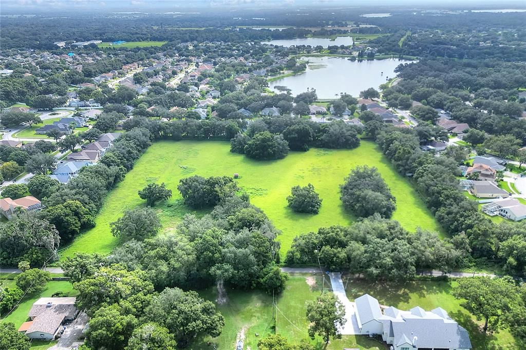 На продажу: $1,100,000 (9.12 acres)