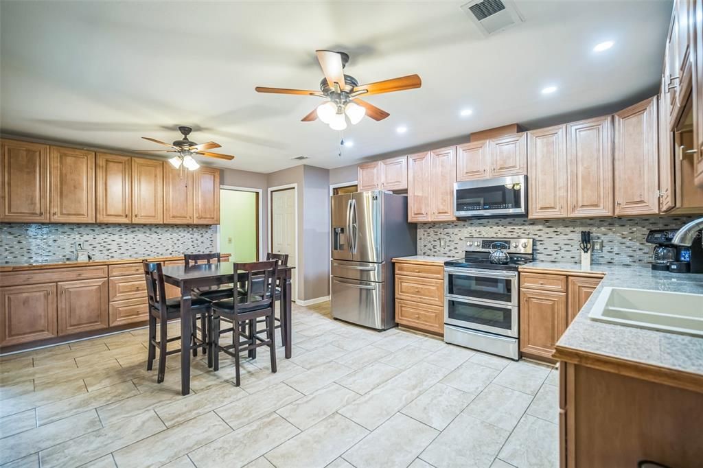 3535 Southcrest Blvd, Lakeland, FL  - 33812 - Kitchen