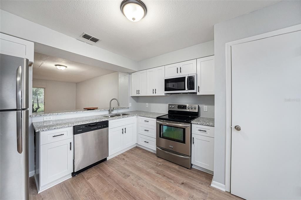 For Sale: $275,000 (2 beds, 2 baths, 1216 Square Feet)