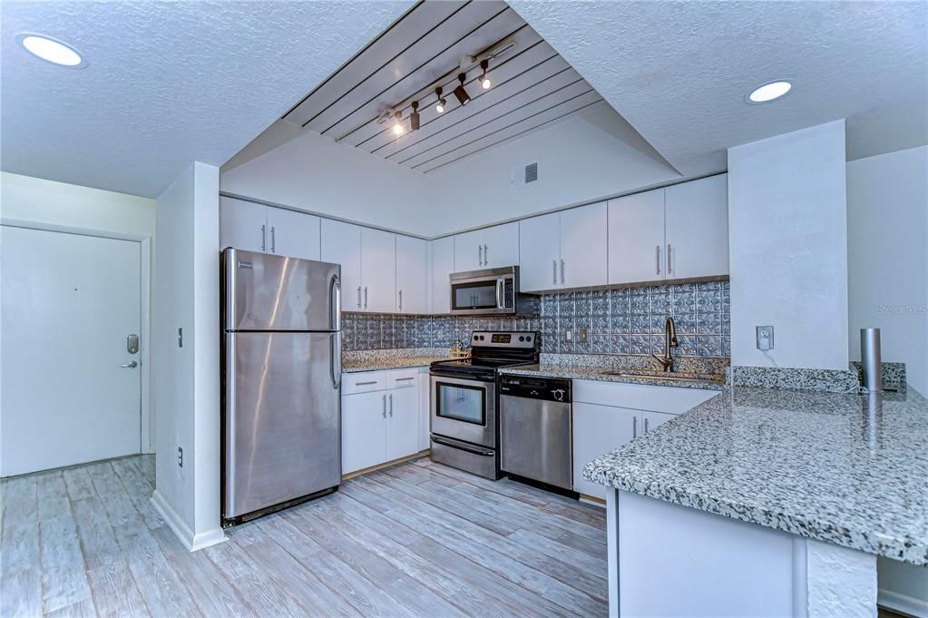 For Rent: $2,200 (1 beds, 1 baths, 721 Square Feet)