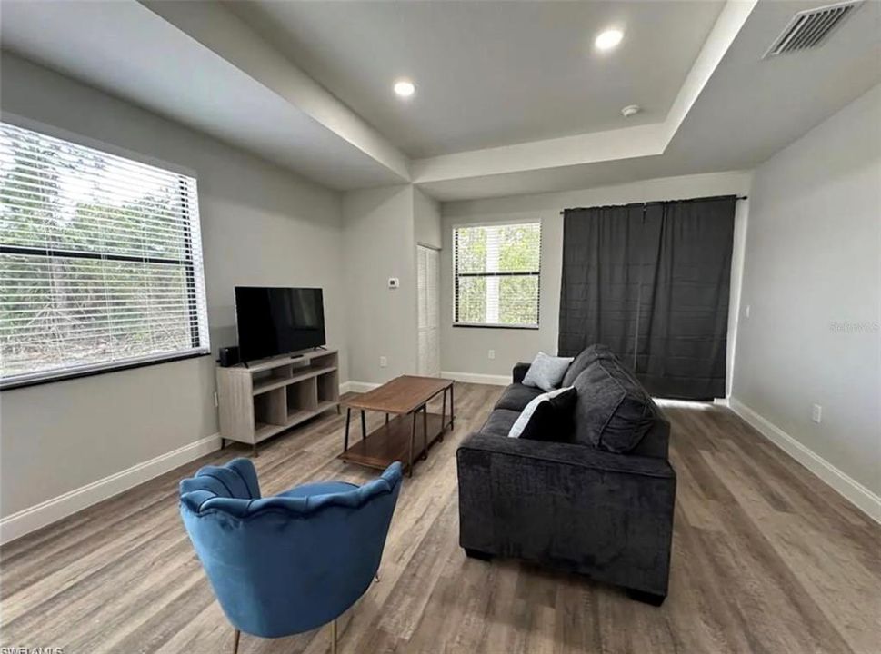 For Sale: $279,900 (2 beds, 2 baths, 1050 Square Feet)