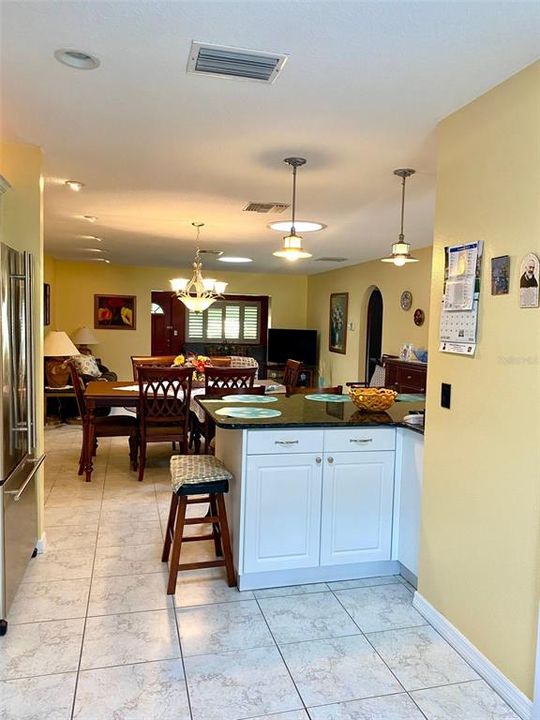 For Sale: $299,900 (2 beds, 2 baths, 1400 Square Feet)