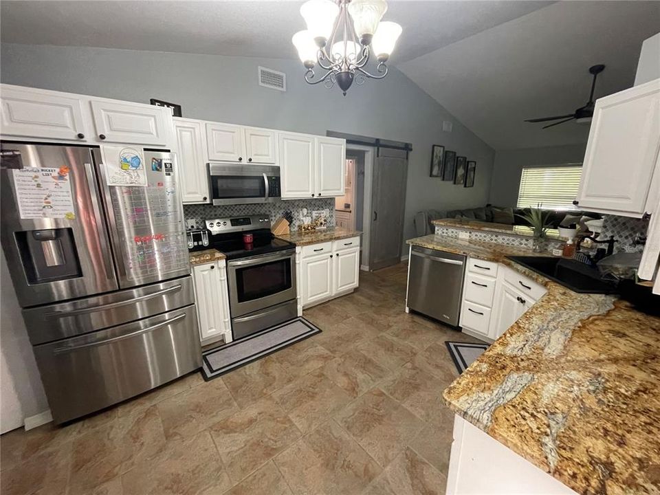 For Rent: $2,900 (3 beds, 2 baths, 2417 Square Feet)