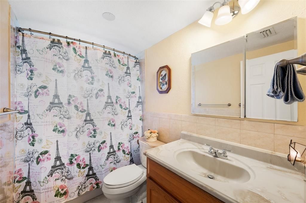 For Sale: $240,000 (2 beds, 1 baths, 1004 Square Feet)