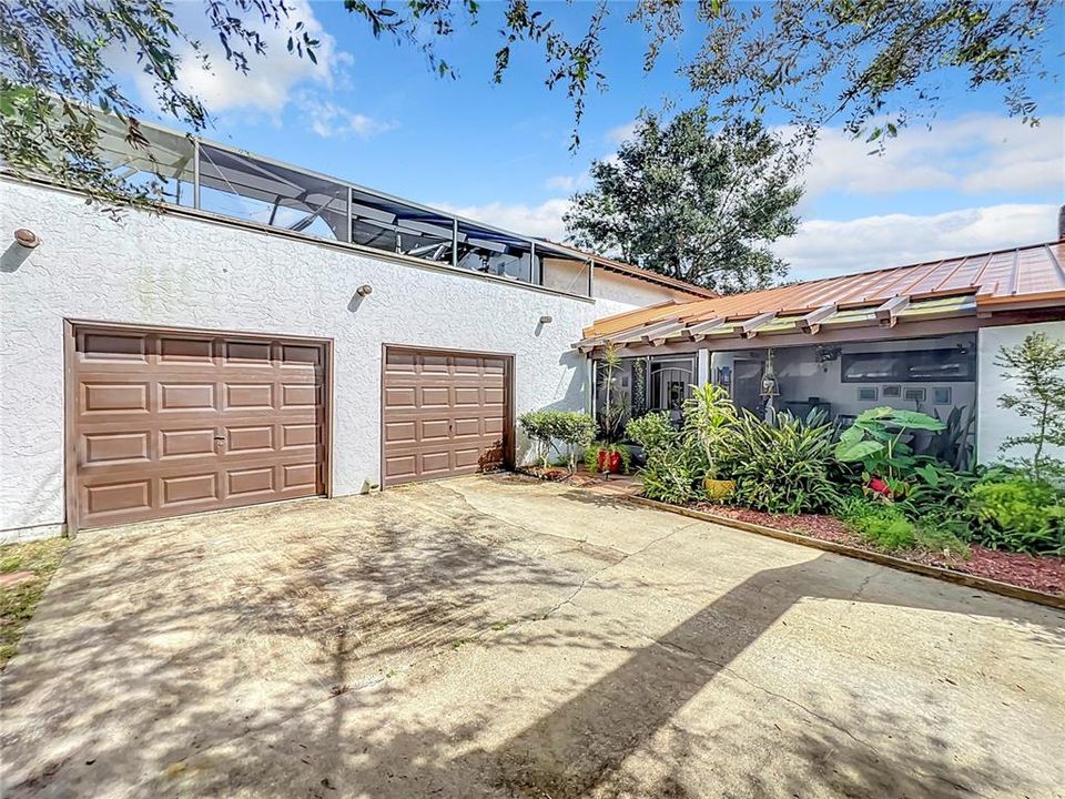 Double Garage with Porch View