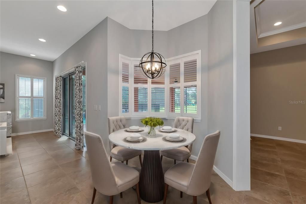 Eat In Area in Kitchen w/ Acquarium Window.