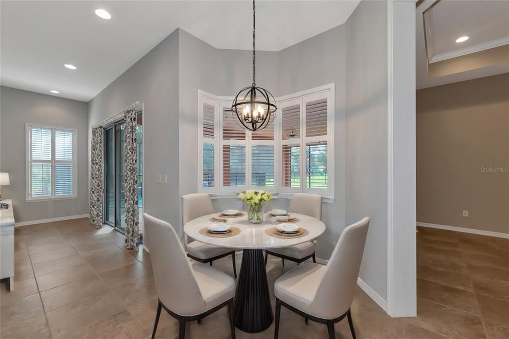 Eat In Area in Kitchen w/ Acquarium Window.