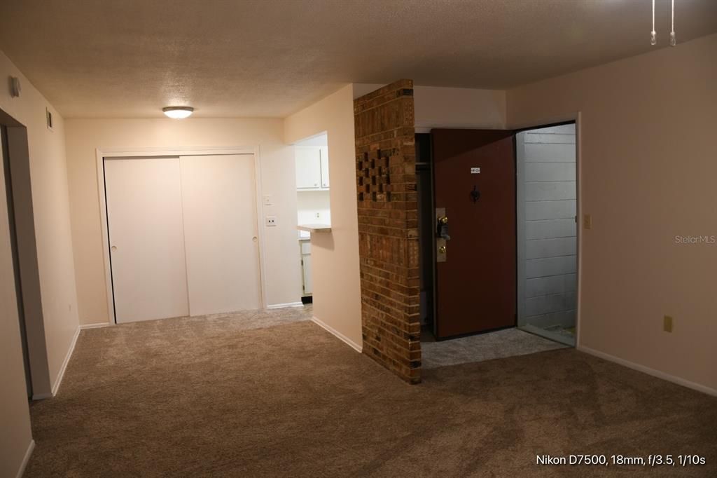 For Rent: $1,249 (2 beds, 1 baths, 889 Square Feet)