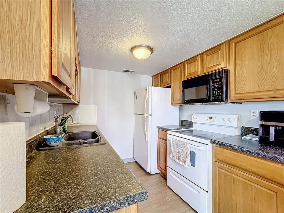 For Sale: $183,000 (2 beds, 1 baths, 872 Square Feet)