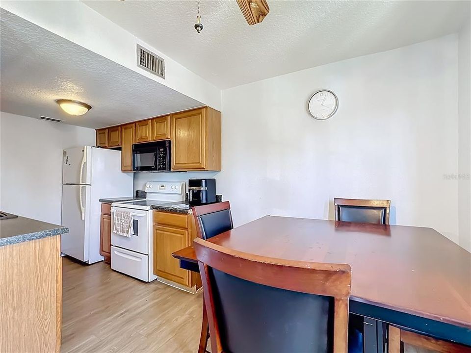 For Sale: $183,000 (2 beds, 1 baths, 872 Square Feet)