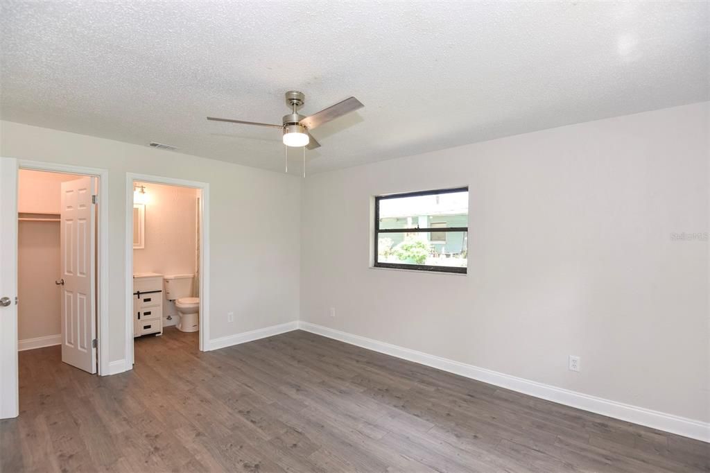 For Sale: $270,000 (2 beds, 2 baths, 1100 Square Feet)