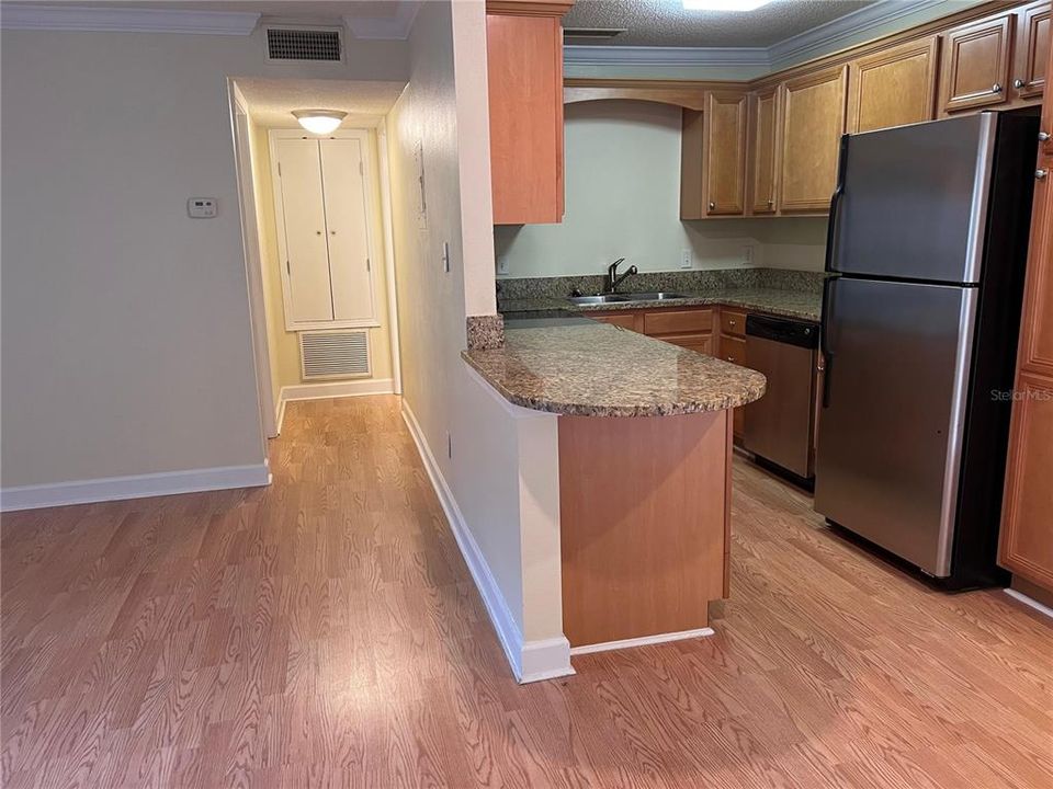 For Sale: $159,900 (1 beds, 1 baths, 636 Square Feet)