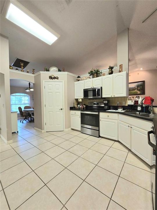 For Sale: $425,000 (4 beds, 2 baths, 2463 Square Feet)