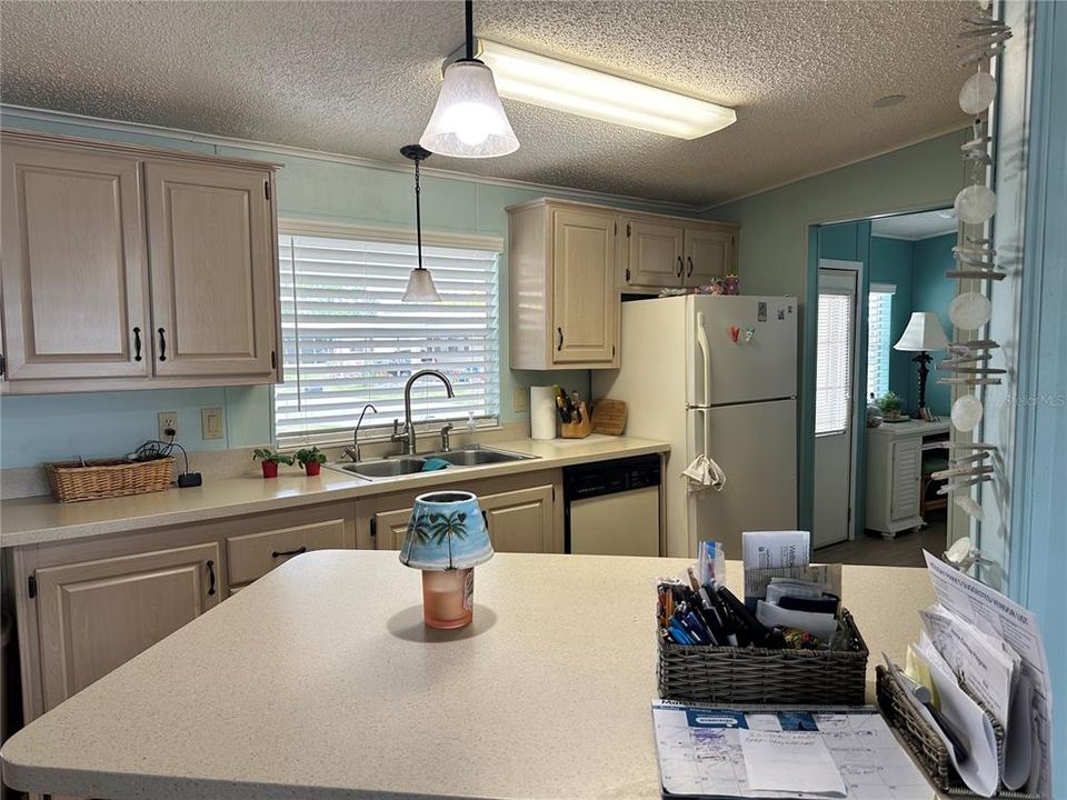 Spacious kitchen w/ breakfast bar