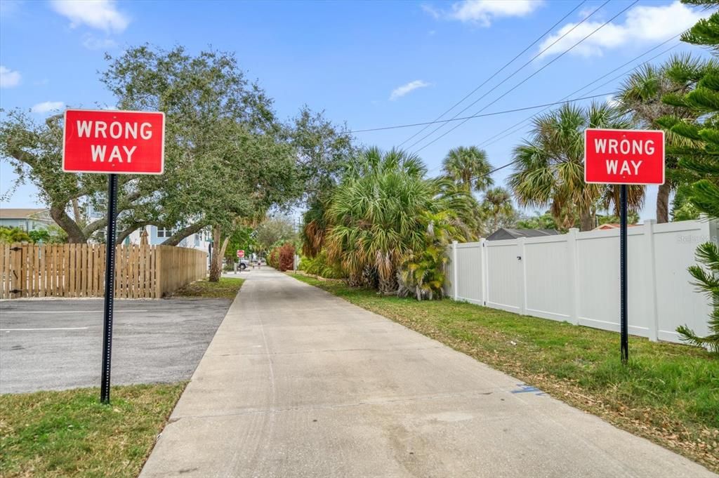 Pristine one way road leaves no traffic and ease of walking to the beach!